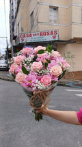 Buque de Margaridas Com Rosas