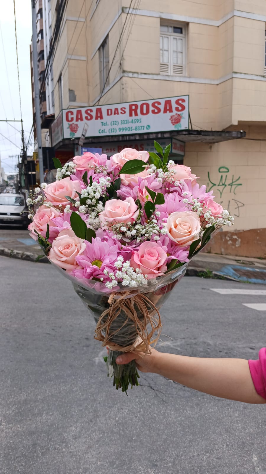 Buque de Margaridas Com Rosas